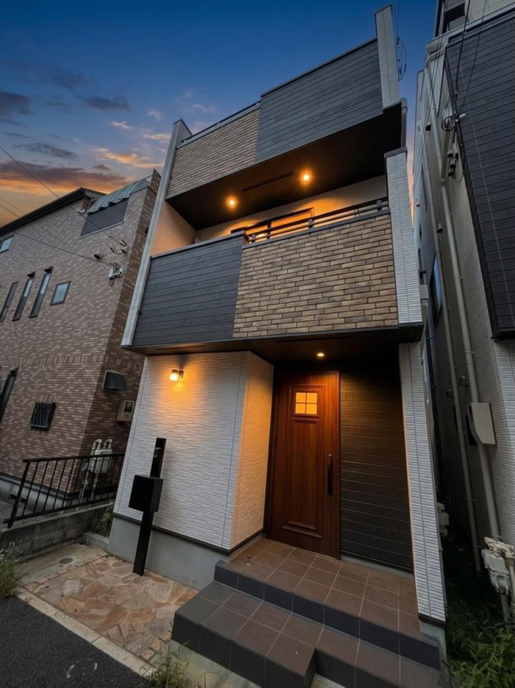 木月4丁目の一戸建て 夕暮れの外観